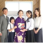 紫色のママ振袖と成人式の家族写真