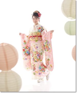 白地に薄ピンクの古典柄振袖を着た日本髪美人