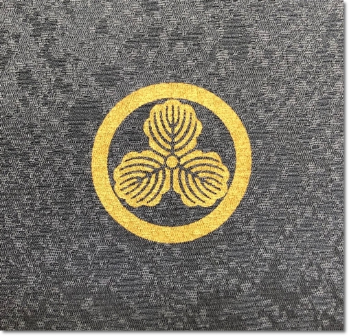 宮参り男の子産着 家紋_丸に三つ柏 金色