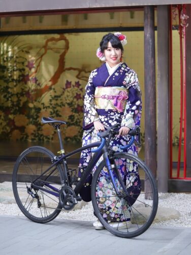 名古屋市で振袖購入 辻が花紫色おすすめ振袖 自転車女子