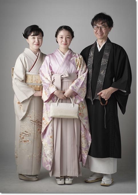 卒業式の家族写真 ベージュの袴を薄紫色の振袖にコーディネート
