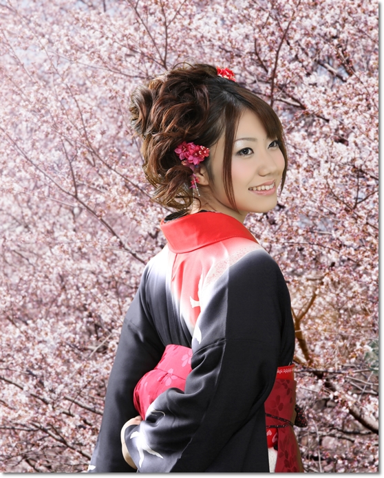 卒業式で桜をバックに前撮り