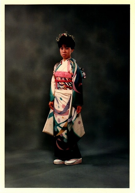 米倉斉加年作 ママ振袖 白にグリーン 母親の成人式の写真 
