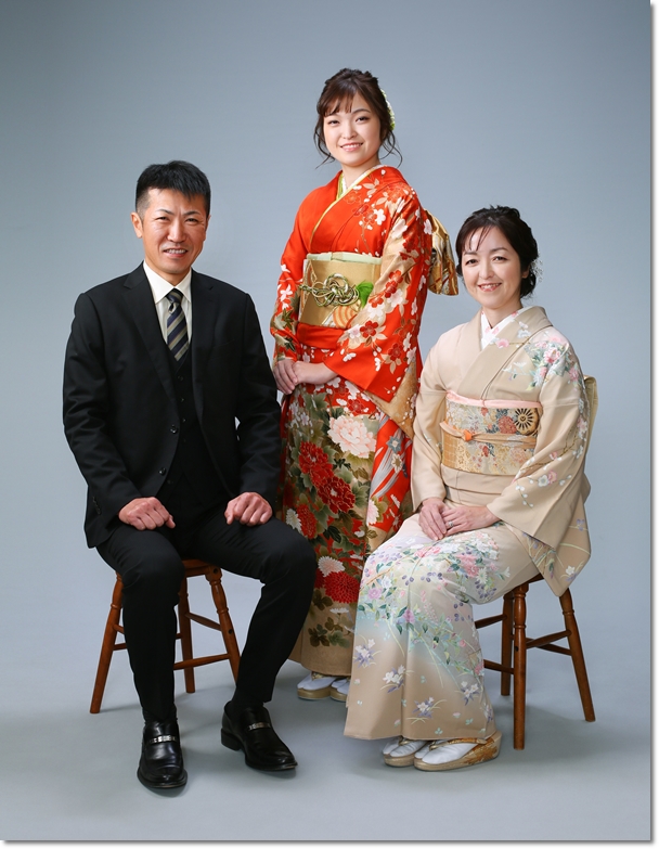 成人式の家族写真での父親の服装と母親の着物姿
