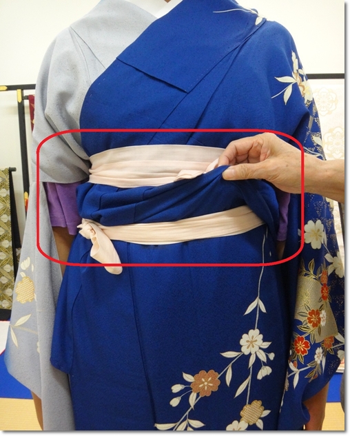 ママ振袖の身丈が短くおはしょりが出ない状態