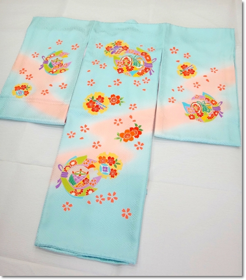 女の子お宮参りの着物 産着 購入品 水色にピンクぼかし 鼓 桜 束ね熨斗 おすすめ人気 地紋入り 高級手描き友禅 通信販売