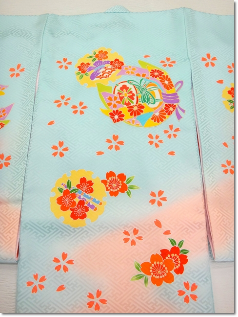 女の子お宮参りの着物 産着 購入品 水色にピンクぼかし 鼓 桜 束ね熨斗 おすすめ人気 地紋入り 高級手描き友禅 通信販売