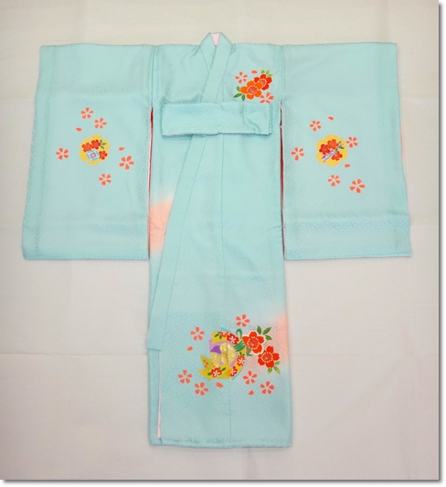 女の子お宮参りの着物 産着 購入品 水色にピンクぼかし 鼓 桜 束ね熨斗 おすすめ人気 地紋入り 高級手描き友禅 通信販売