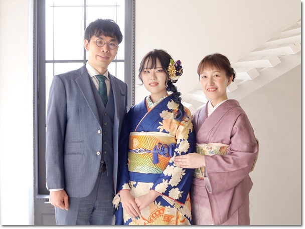 青色の祖母振袖で成人式の家族写真
