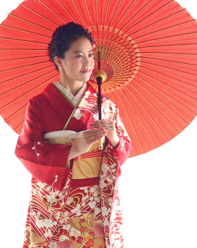 和傘を持った赤色 振袖美人